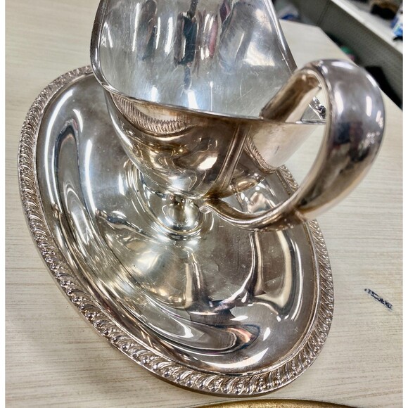 WM Rogers Silverplate Gravy Sauce Boat With Attached Tray Avon 3613 - Picture 2 of 9